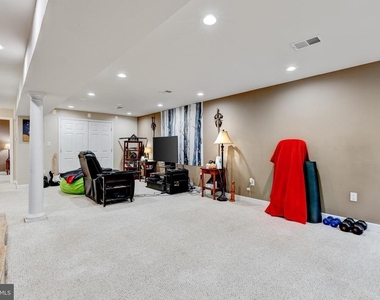 9920 Pinehurst Avenue - Photo Thumbnail 20