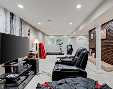 9920 Pinehurst Avenue - Photo Thumbnail 19