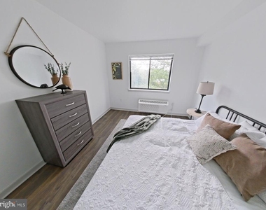 8327 Ridge Avenue - Photo Thumbnail 5