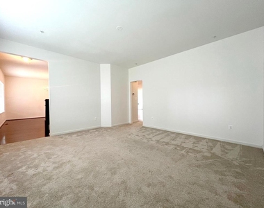 312 Breeding Boulevard - Photo Thumbnail 4