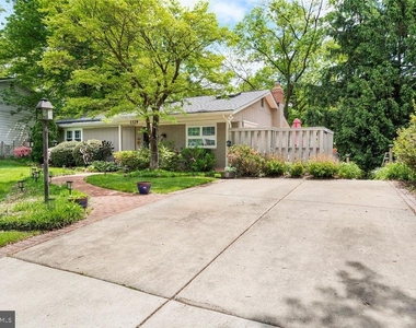 1329 Gresham Road - Photo Thumbnail 4