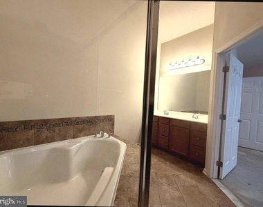 2911 Lomond Place - Photo Thumbnail 10