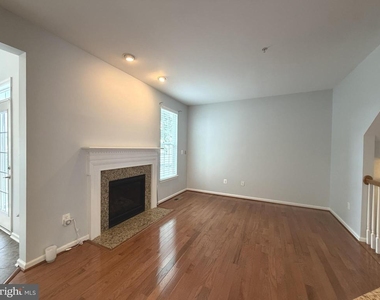 2911 Lomond Place - Photo Thumbnail 4