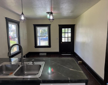 504 12th St - Photo Thumbnail 2