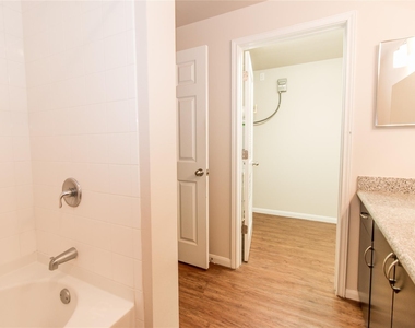 1401 E East 4th St - Photo Thumbnail 9