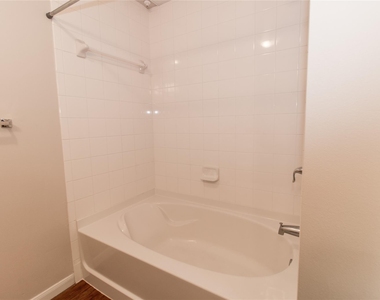 1401 E East 4th St - Photo Thumbnail 7