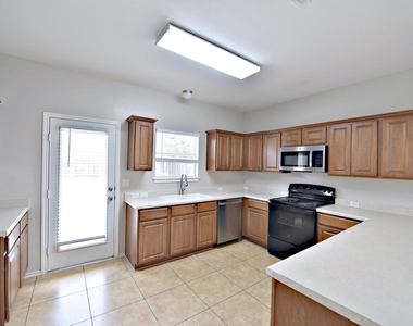 2106 Charlotte Estates Dr - Photo Thumbnail 6