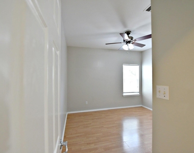 2106 Charlotte Estates Dr - Photo Thumbnail 15