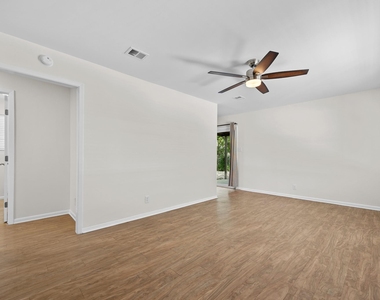8600 Hathaway Dr - Photo Thumbnail 7