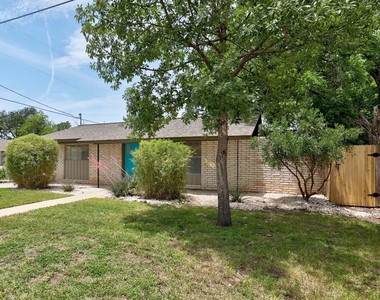 8600 Hathaway Dr - Photo Thumbnail 3