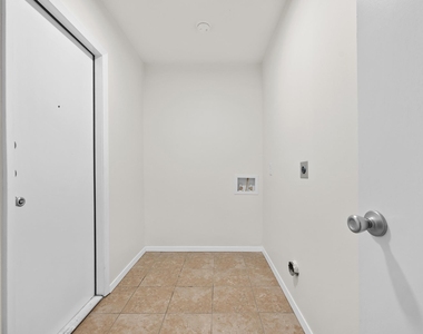 8600 Hathaway Dr - Photo Thumbnail 19