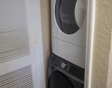 8539 Gate Parkway - Photo Thumbnail 9