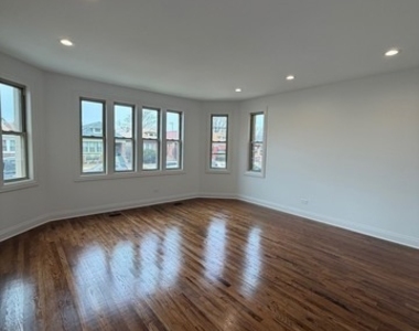 7825 S Wood Street - Photo Thumbnail 3