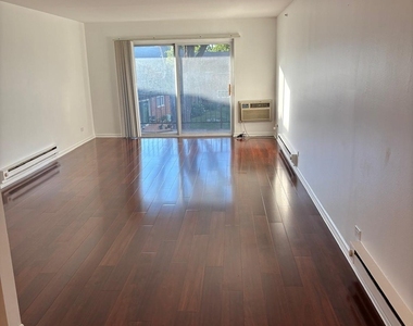 1900 W Knightsbridge Drive - Photo Thumbnail 4