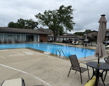 1900 W Knightsbridge Drive - Photo Thumbnail 13
