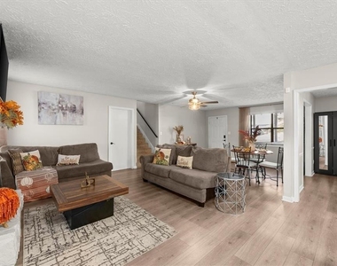 4041 Woodbridge Court - Photo Thumbnail 8