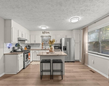 4041 Woodbridge Court - Photo Thumbnail 4