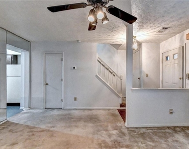 3241 Shadow Walk Lane - Photo Thumbnail 4