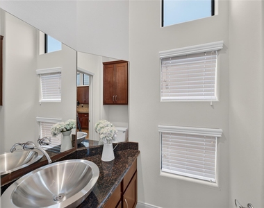 818 Lester Street - Photo Thumbnail 19
