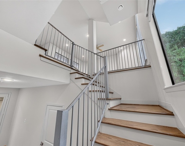 818 Lester Street - Photo Thumbnail 10