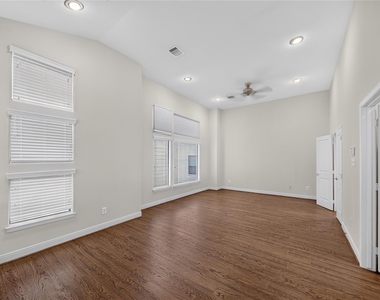 818 Lester Street - Photo Thumbnail 30