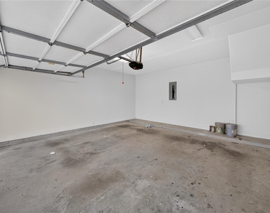 818 Lester Street - Photo Thumbnail 4