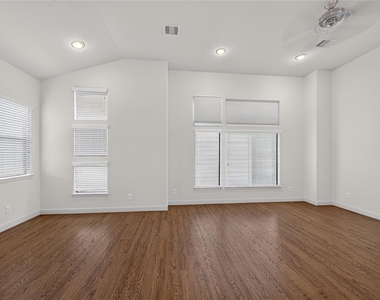 818 Lester Street - Photo Thumbnail 29