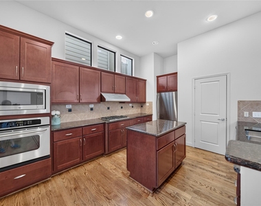 818 Lester Street - Photo Thumbnail 15