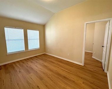 3011 Sunchase Court - Photo Thumbnail 9