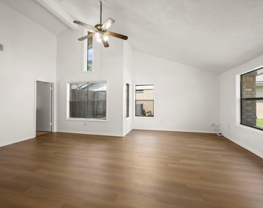 7415 Creekfield Drive - Photo Thumbnail 8