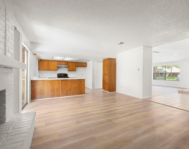 7415 Creekfield Drive - Photo Thumbnail 16