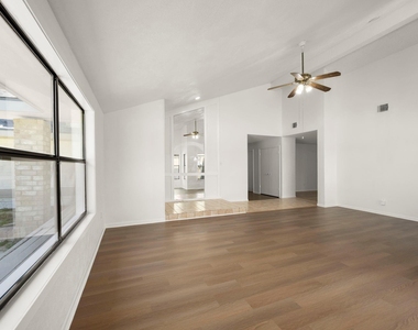 7415 Creekfield Drive - Photo Thumbnail 11