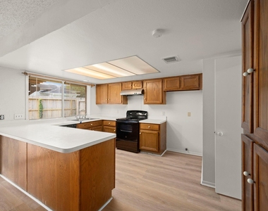 7415 Creekfield Drive - Photo Thumbnail 18