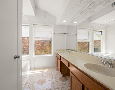 7415 Creekfield Drive - Photo Thumbnail 23