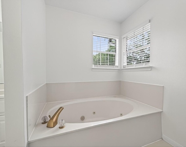 2431 Parkwood Lane - Photo Thumbnail 23