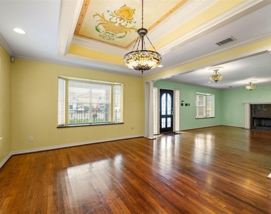 1535 W 25th Street - Photo Thumbnail 5