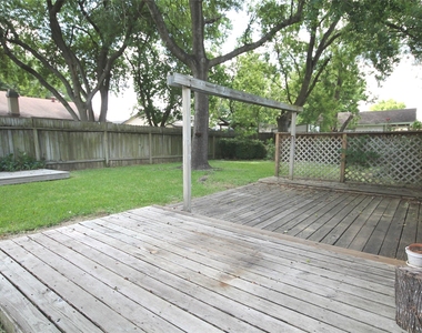 1106 Ravenscourt Drive - Photo Thumbnail 13