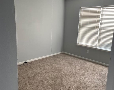 2103 Ragland Drive - Photo Thumbnail 14