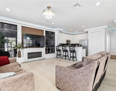 3101 Sw 26th Place - Photo Thumbnail 18