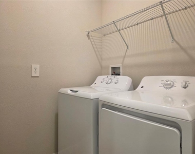 2865 High Pointe Street - Photo Thumbnail 6