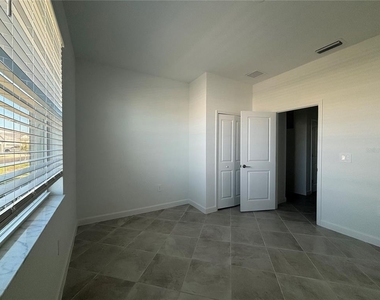 7869 Lakes Edge Lane - Photo Thumbnail 7