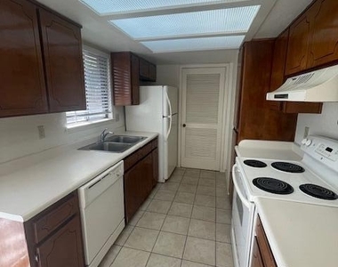 7041 Orizaba Avenue - Photo Thumbnail 7