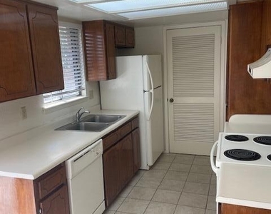 7041 Orizaba Avenue - Photo Thumbnail 8