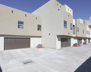 410 Thorn Avenue - Photo Thumbnail 3