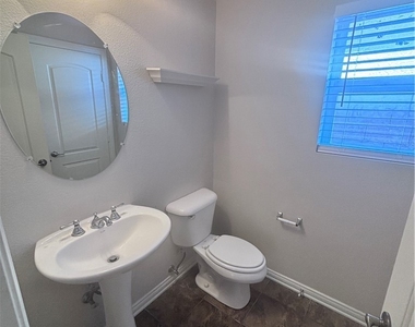 3117 Greenfriar Avenue - Photo Thumbnail 9