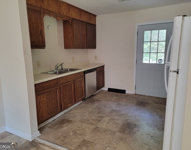 250 Lake Dr - Photo Thumbnail 2