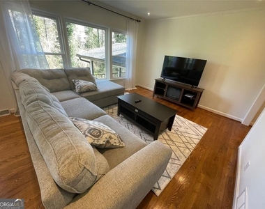 370 Herrington Drive Ne - Photo Thumbnail 3