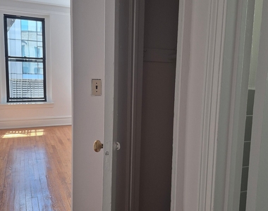 East 87 Street - Photo Thumbnail 5