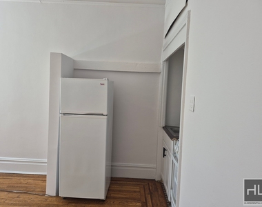 East 87 Street - Photo Thumbnail 3