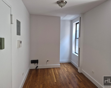 East 87 Street - Photo Thumbnail 2